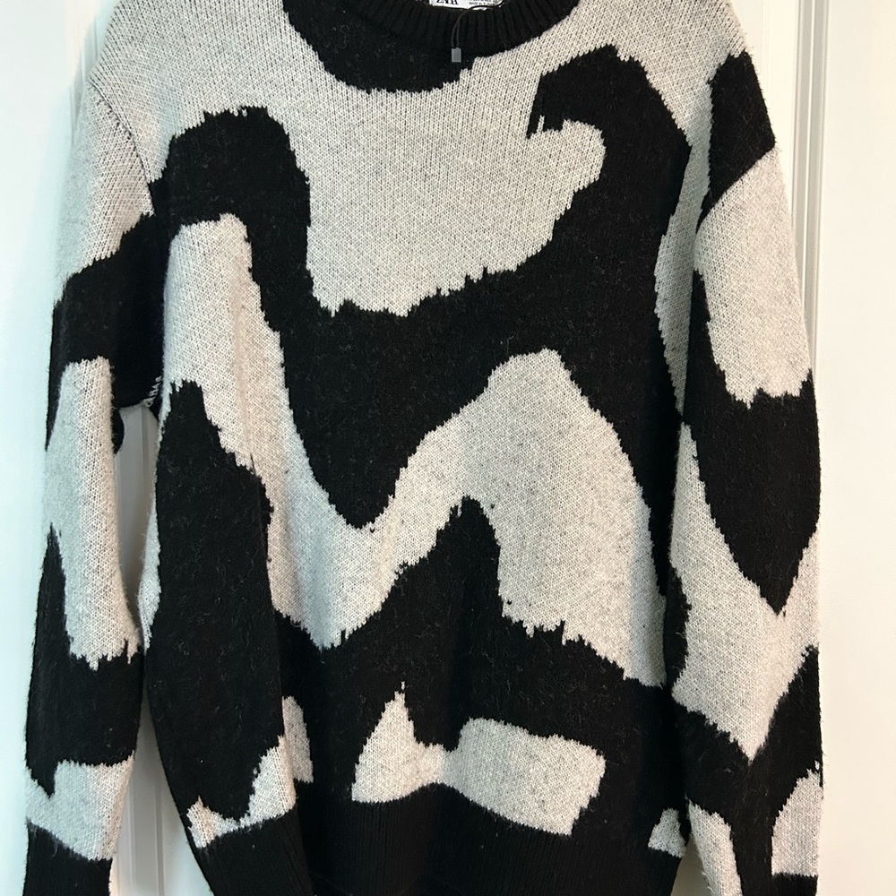 Zara Black and Gray Patterned Sweater